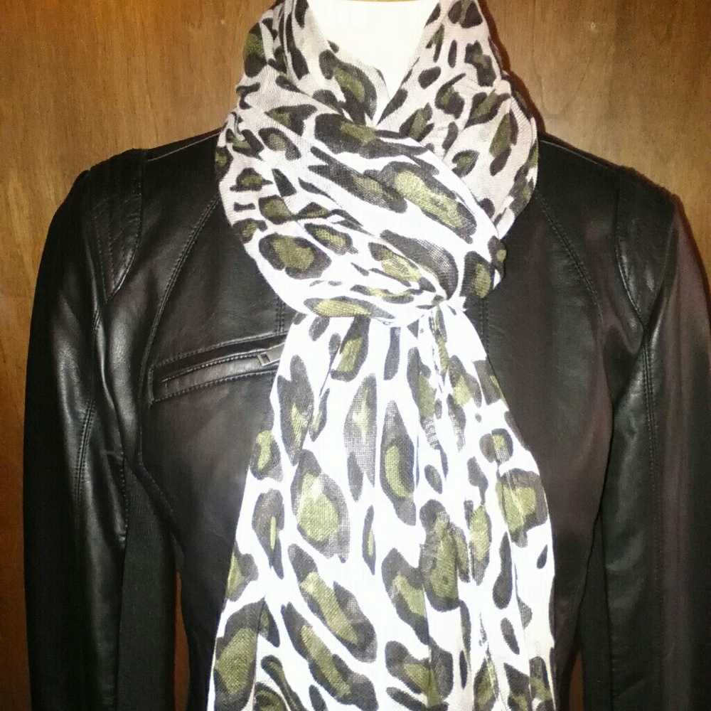 Green leopard cream scarf